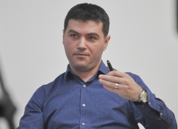 Înainte de Crăciun, primarul Scupra împarte mii de pachete